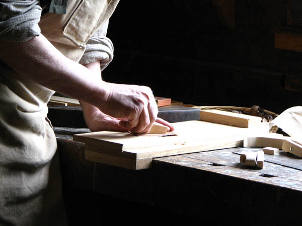 Nacemos de la influencia y formación  heredada en el sector de la <strong>carpintería de madera y ebanistería  en Catral.</strong>